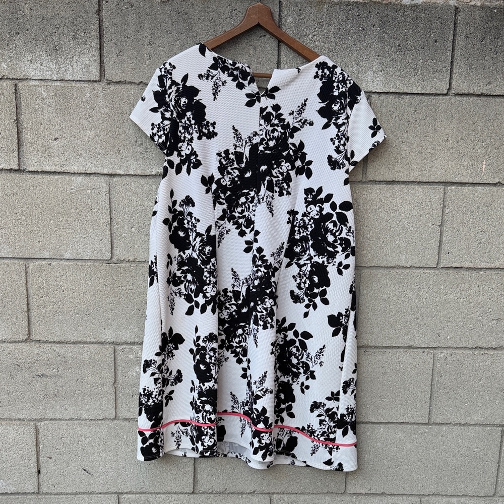 Floral Black and White Short Sleeve Dress - Picture 5 of 6